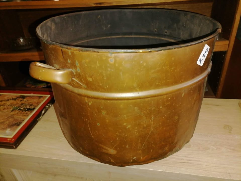 365 x 440 Antique Copper kettle / bucket
