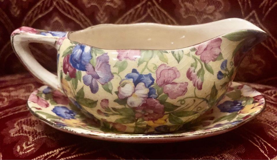 Royal Winton Sweet Pea Sauce Boat and Stand (See condition) Royal Winton Sweet Pea Sauce Boat and Stand (See condition)