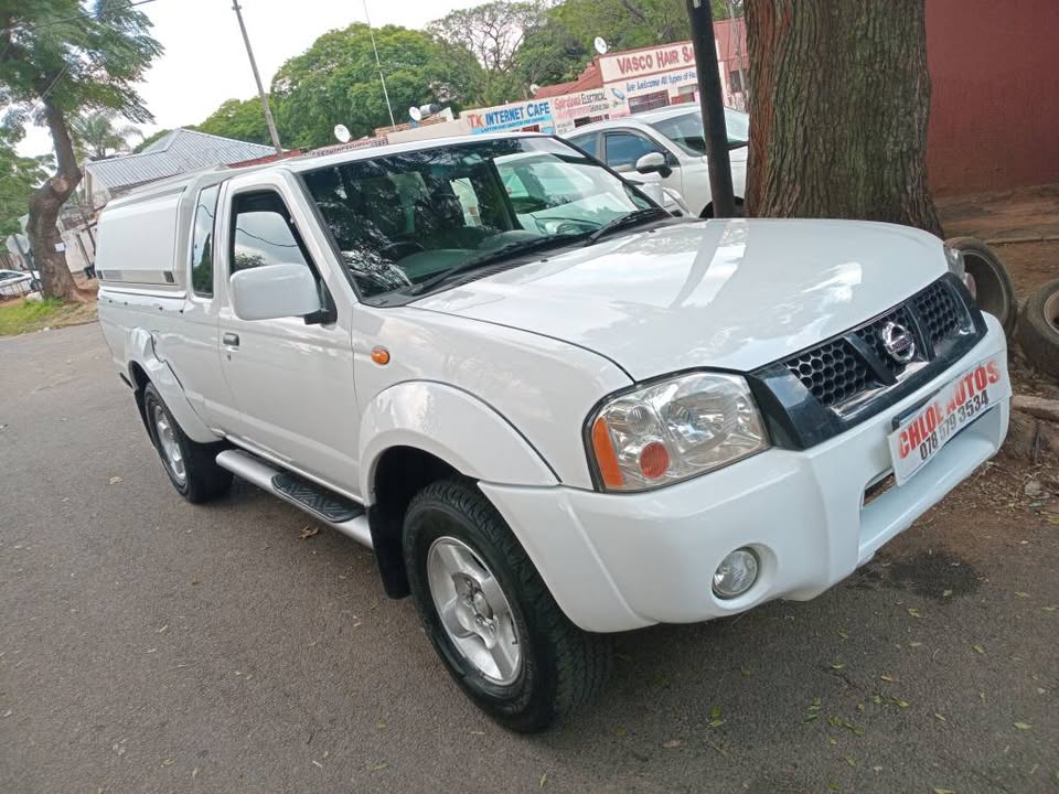 2008 Nissan np300 2.5 4x2 Hardboby, Manual Extra cab  White color Service book  130,000km
