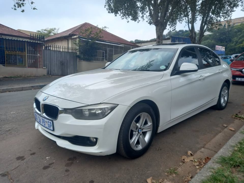 2013 BMW 320i Petrol, Automatic, White,  Reverse Sensor, Leather seat,