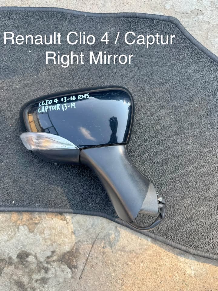 Renault Clio 4 / Captur Right Mirror - Private Seller Renault Clio 4 / Captur Right Mirror - Private Seller