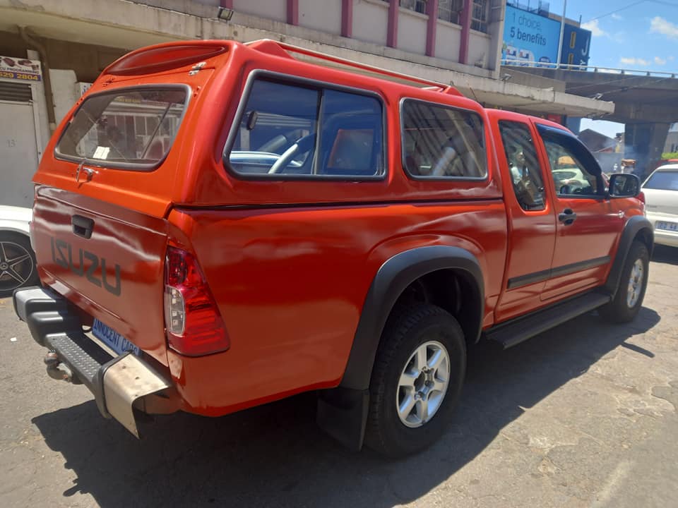 2009 ISUZU KB250 DIESEL D-MAX EXTRACAB BAKKIE RED COLOR, MILEAGE 125000KM SPARE KEY