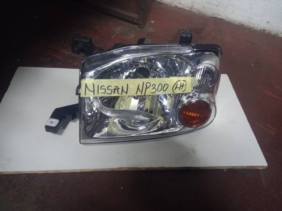 Nissan Np300 Headlight Left Side - Private Seller Nissan Np300 Headlight Left Side - Private Seller