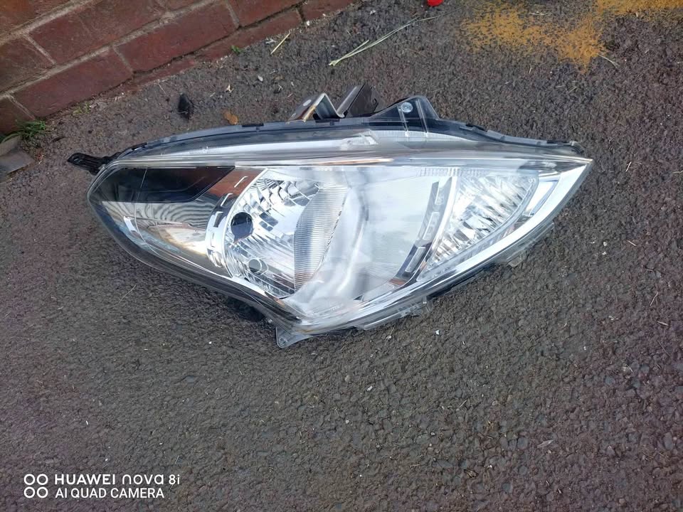 Nissan almera Headlight - Private Seller Nissan almera Headlight - Private Seller