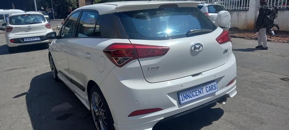 2017 HYUNDAI i20 1.2 PETROL, MANUAL TRANSMISSION, WHITE COLOUR, MILEAGE 75000KM