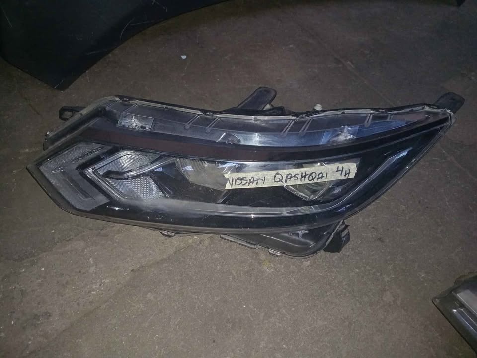 Nissan Qashqai left headlight