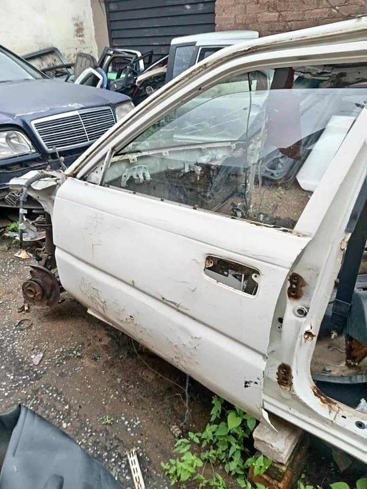 Toyota Tazz 1.3 2e left front door