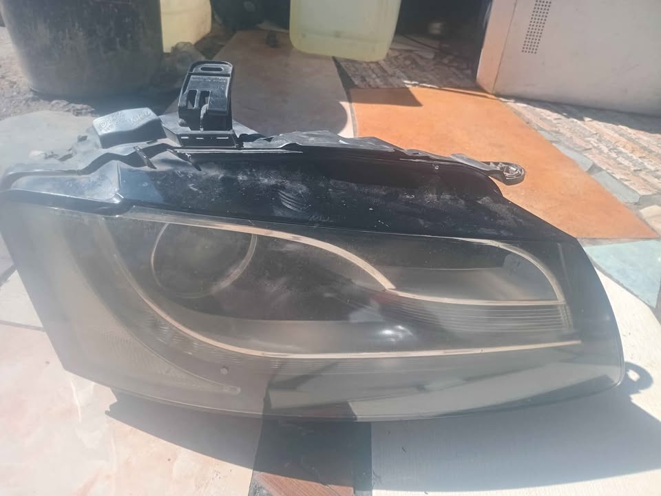 Audi Q5  2009 right side headlight - Private Seller