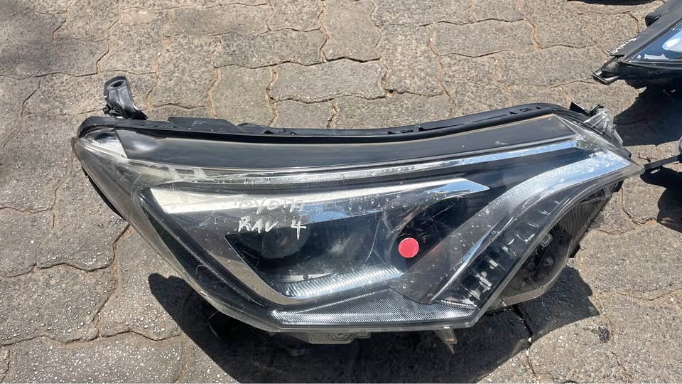 Toyota RAV4 headlight 2016/18 - Private Seller Toyota RAV4 headlight 2016/18 - Private Seller