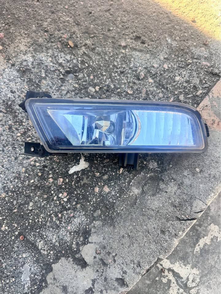 Honda crv left side fog light with bracket - Private Seller Honda crv left side fog light with bracket - Private Seller