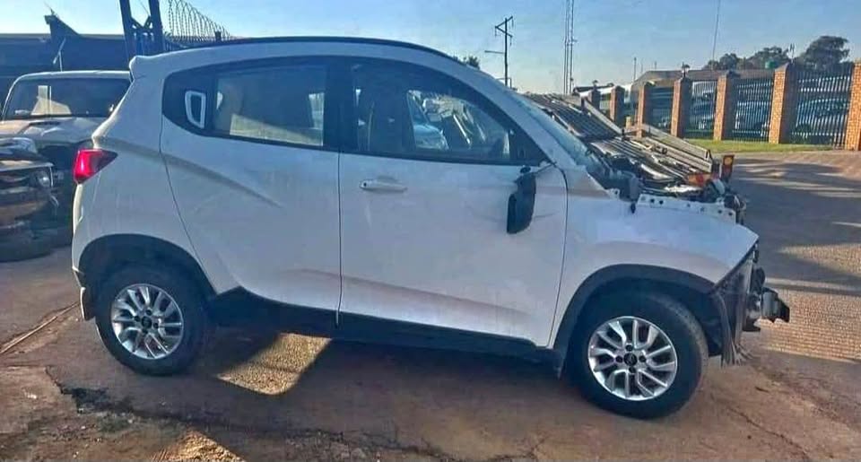 2017 Mahindra KUV100 1.2TD K8 stripping for parts my number WhatsApp or cell