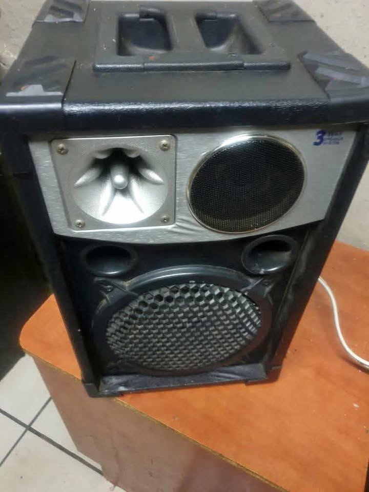 3 Ways Speaker.  Good Condition . Working 100%