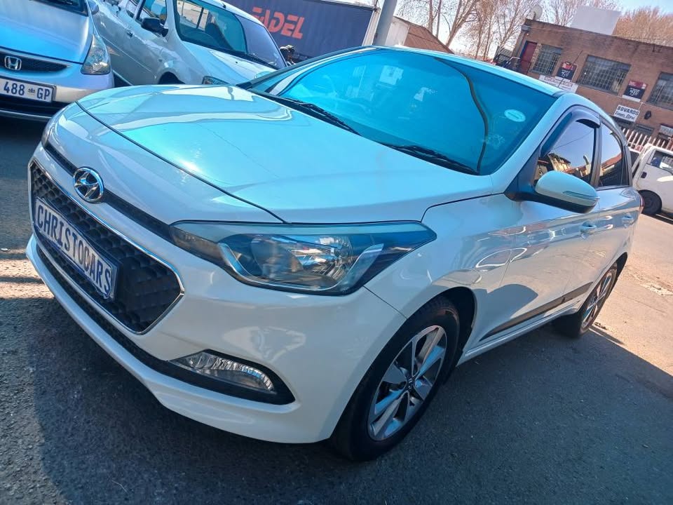 2016 model Hyundai i20 hatchback fluid manual transmission petrol 1.4 engine capacity mileage 75000