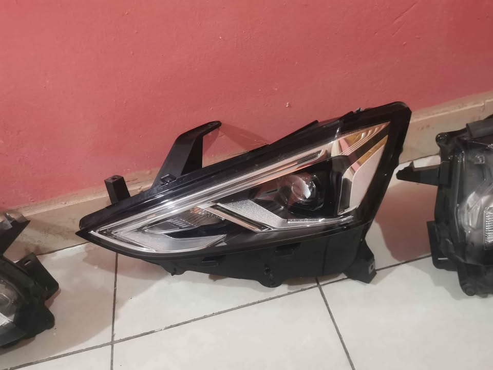 Isuzu Mux left headlight - Private Seller Isuzu Mux left headlight - Private Seller