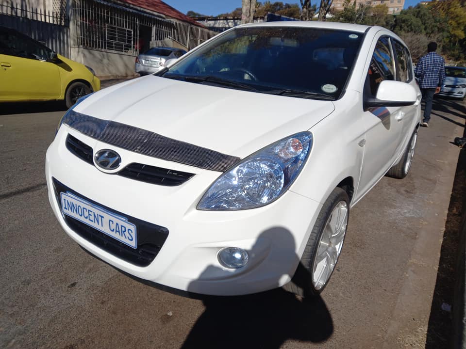 2013  HYUNDAI i20 1.6 ENGINE PETROL, MANUAL, WHITE COLOR, MILEAGE 79000KMS