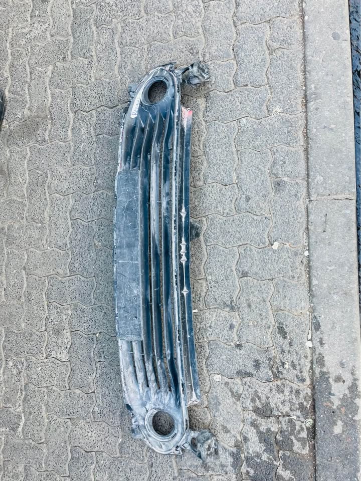 Renault Clio 4 bottom grille - Private Seller Renault Clio 4 bottom grille - Private Seller