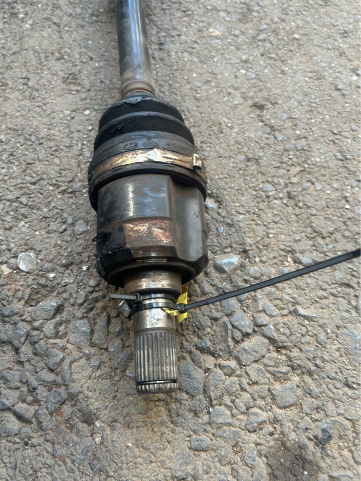 KIA Sportage Right CV Shaft For Sale @Circle 7 Used Parts Call or WhatsApp - Private Seller