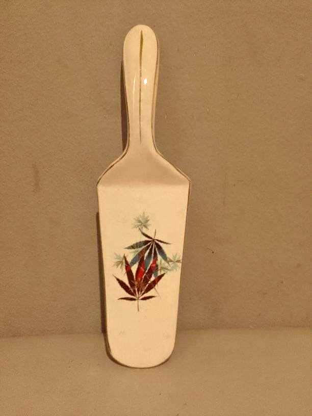 A Royal Tudor Porcelain cake holder A Royal Tudor Porcelain cake holder