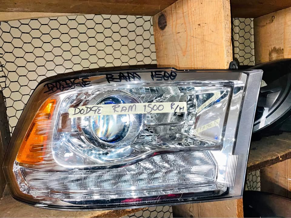 Dodge Ram 1500 headlight - Private Seller Dodge Ram 1500 headlight - Private Seller