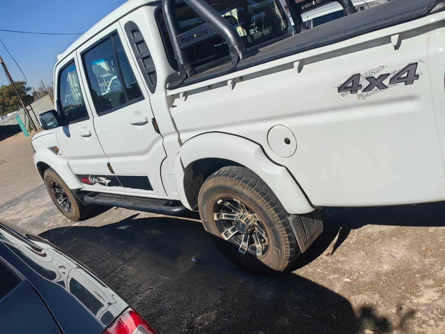 2019 Mahindra pick up double cab