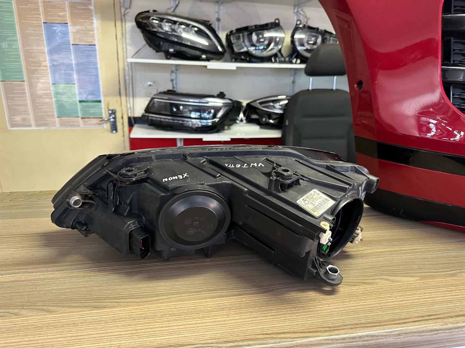 2016 VW JETTA 6/7  RIGHT XENON HEADLIGHTIN BEAUTIFUL CONDITION