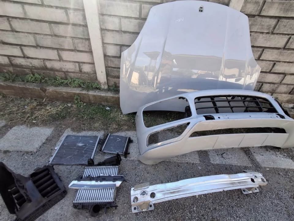 Porsche cayenne GTS 2022 front parts - Private Seller Porsche cayenne GTS 2022 front parts - Private Seller