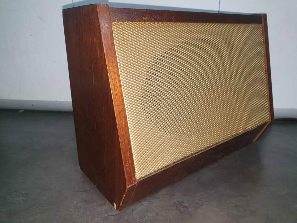 Stunning vintage look solid wood bluetooth kitchen speaker