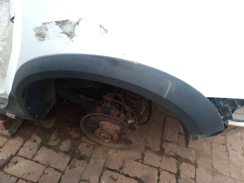 VOLVO XC70 2010 RIGHT WHEEL ARCH GLASS AVAILABLE - Private Seller VOLVO XC70 2010 RIGHT WHEEL ARCH GLASS AVAILABLE - Private Seller