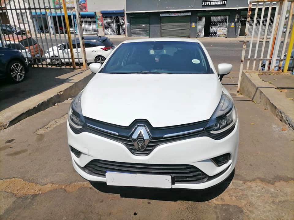 2017 Renault Clio 900T Turbo Service book and a leather seat