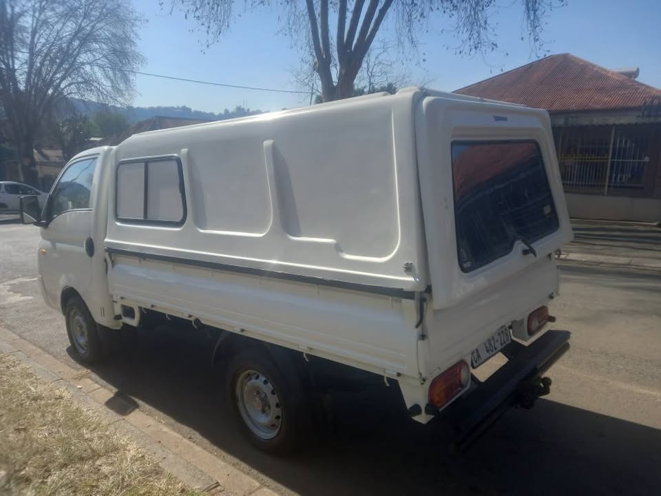 2008 Hyundai H100 2.6 Diesel, Manual, White, 87000kms With Canopy.