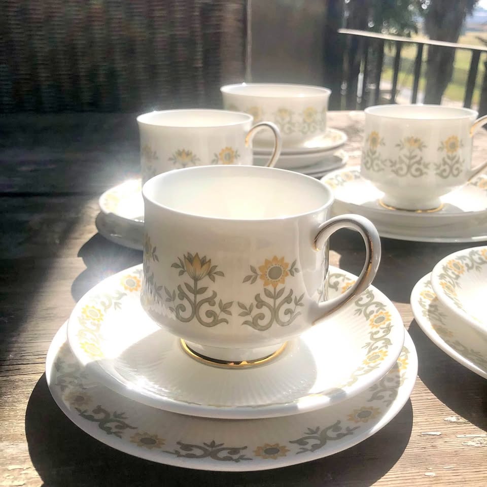 Vint Retro Paragon Fiona Fine Bone China Set 4 Cups Saucers, 2 extra saucers, 6 cake plates & sugar Vint Retro Paragon Fiona Fine Bone China Set 4 Cups Saucers, 2 extra saucers, 6 cake plates & sugar