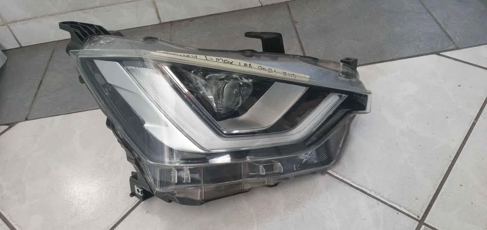 ISUZU D-MAX 2021 LED HEADLIGHT RHS - Private Seller