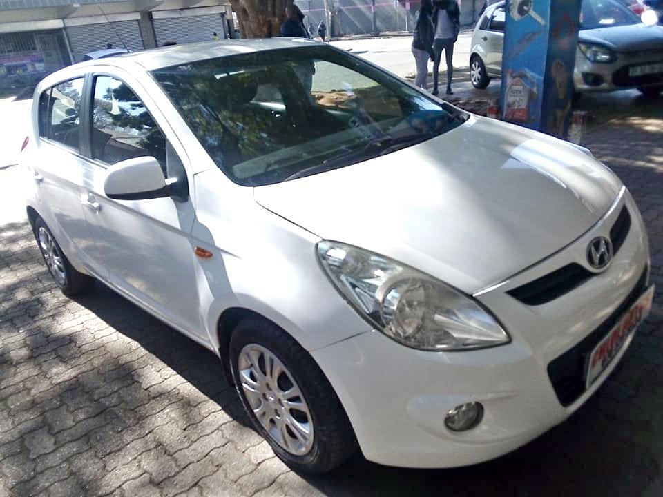 2012 Hyundai i20 1.4Fluid Manual white color. 83000km