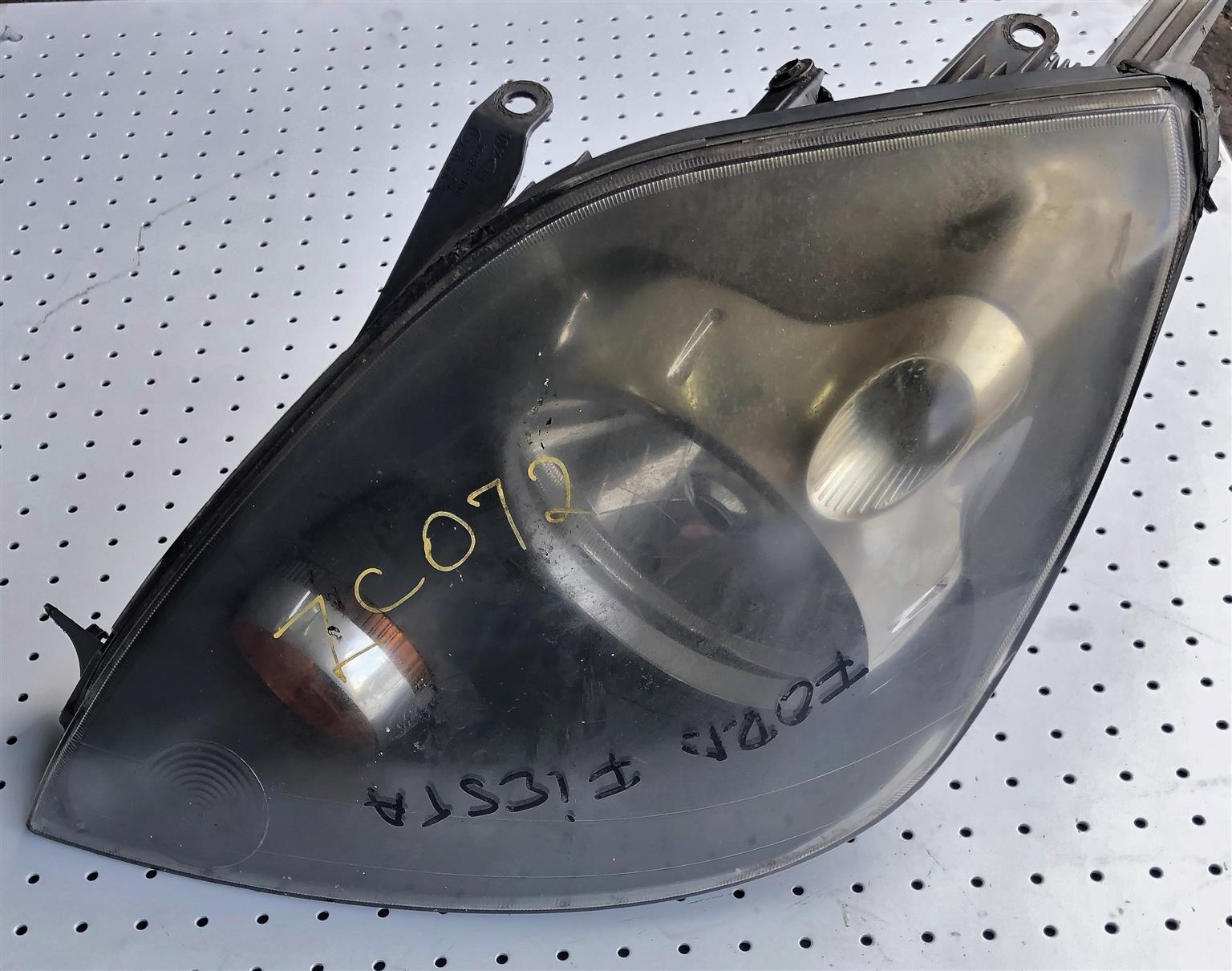 FORD FIESTA 2005 LEFT HEADLIGHT (ZC072) - Private Seller