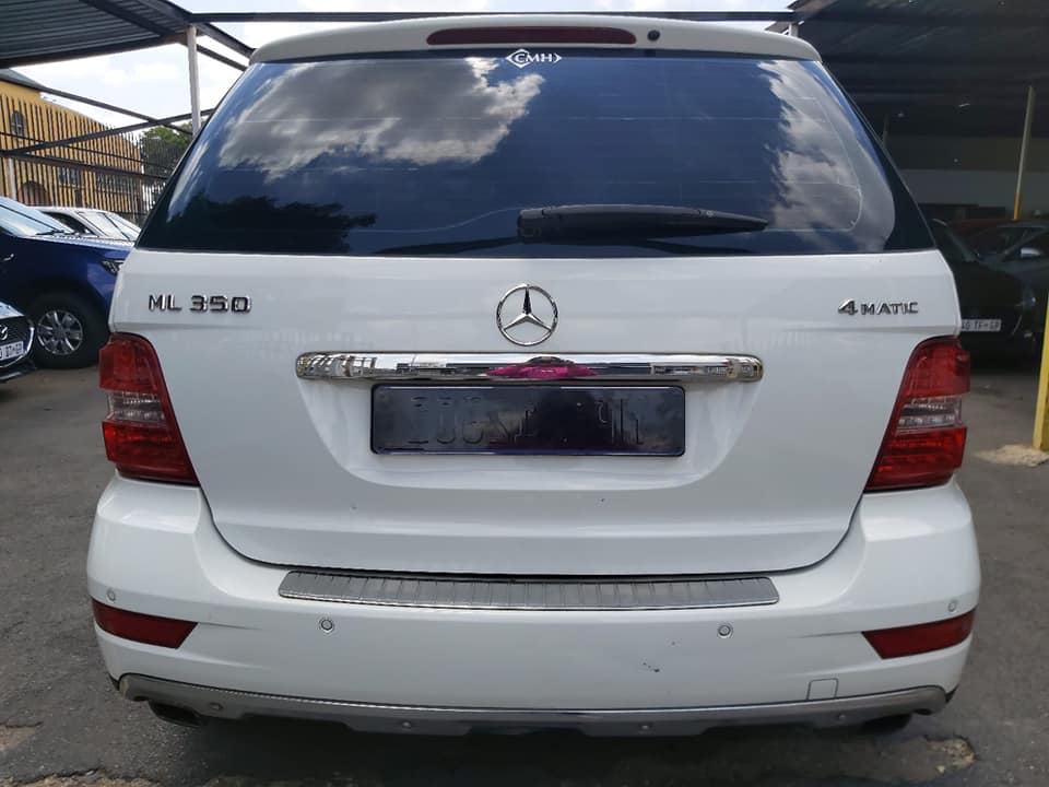 2012 Mercedes Benz MI350 4 Matic Automatic with a leather seat and sunroof Reserves Camera