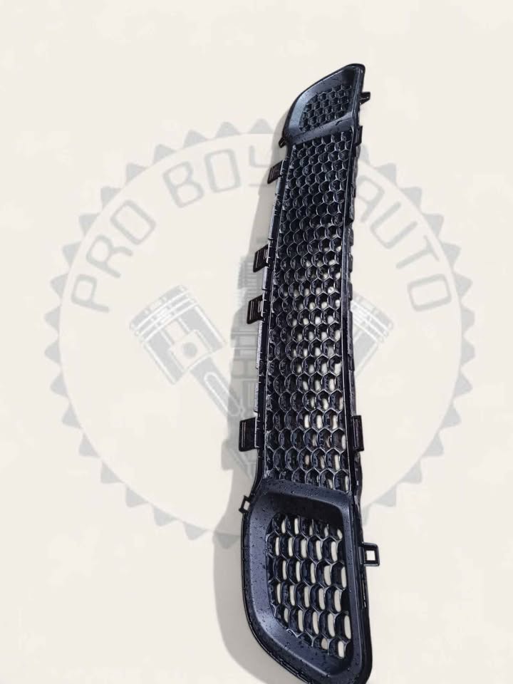 2018 JEEP GRAND CHEROKEE BOTTOM CENTRE GRILL AVAILABLE FOR SALE - Private Seller 2018 JEEP GRAND CHEROKEE BOTTOM CENTRE GRILL AVAILABLE FOR SALE - Private Seller