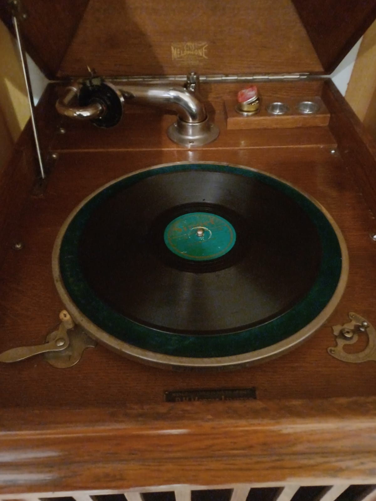 Antiques plate speler met plate