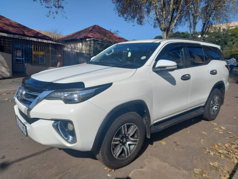 2017 Toyota Fortuner 2.4 GD6 DIESEL, AUTOMATIC, WHITE, 118000kms LEATHER SEATS.