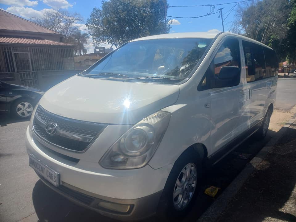 2011 HYUNDAI H1 BUS 2.5 CRDI DIESEL, MANUAL, WHITE COLOR, MILEAGE 182000KMS
