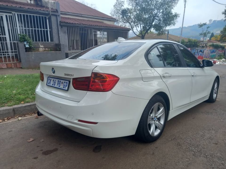 2013 BMW 320i Petrol, Automatic, White,  Reverse Sensor, Leather seat,
