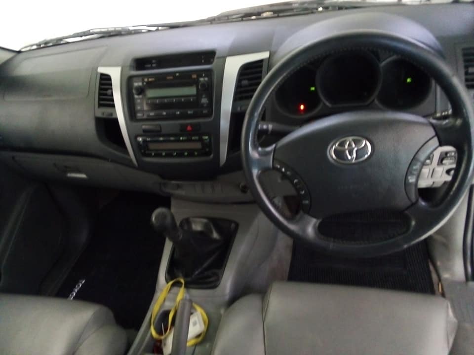 2010 Toyota Hilux 2.7VVTi Double Cab Manual Silver color Leather Seat  With Canopy  Spare Key