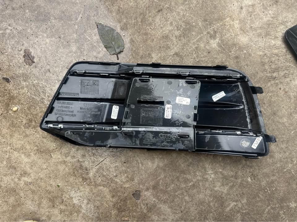Audi Q5 right side foglight cover - Private Seller Audi Q5 right side foglight cover - Private Seller