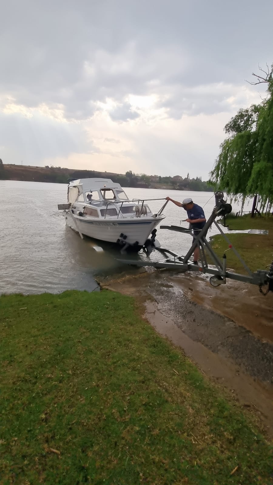 Cabin Cruiser - inboard diesel