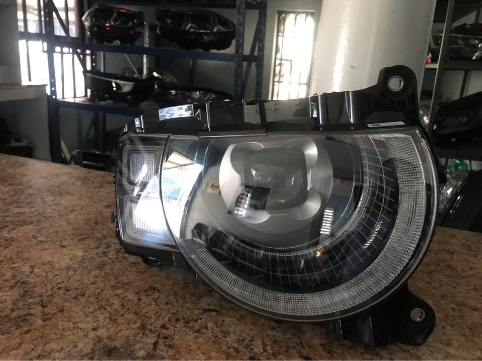2022 Land Rover defender right headlight - Private Seller 2022 Land Rover defender right headlight - Private Seller