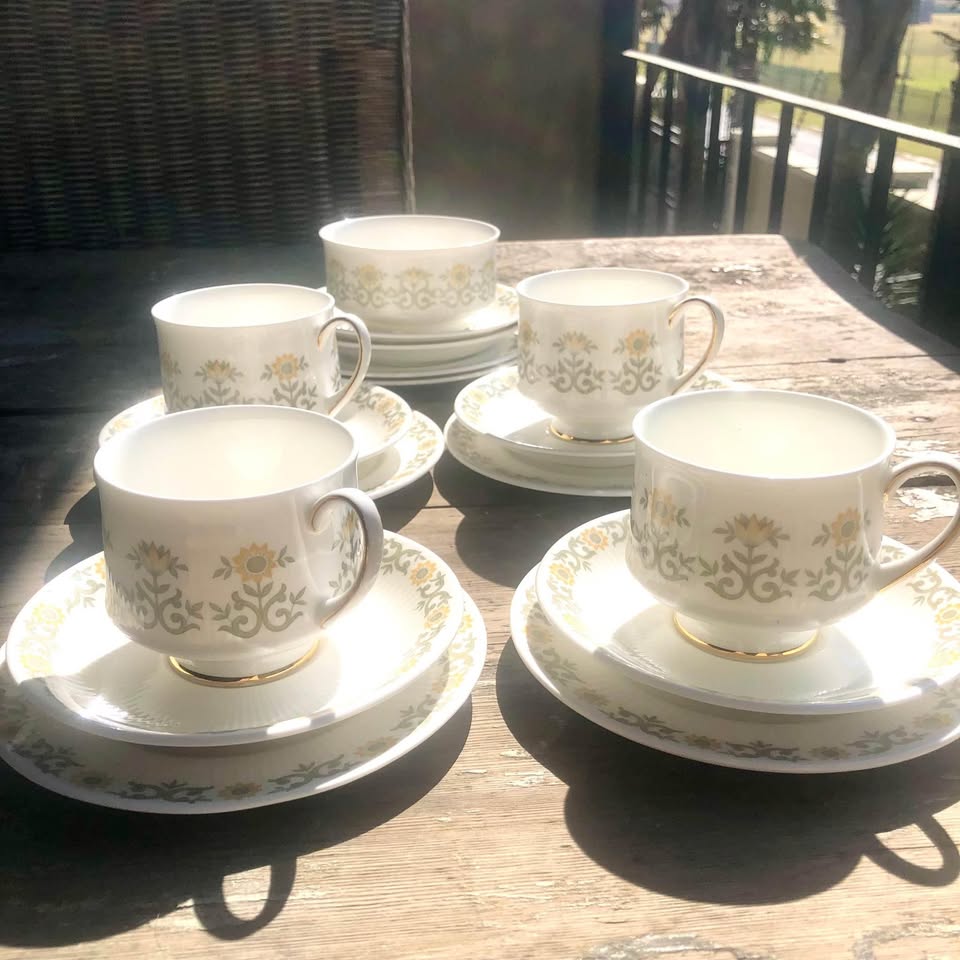 Vint Retro Paragon Fiona Fine Bone China Set 4 Cups Saucers, 2 extra saucers, 6 cake plates & sugar