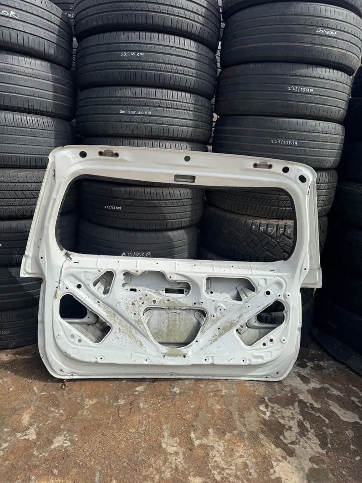 Toyota Fortuner D4D Boot Lid Tailgate Door - Private Seller Toyota Fortuner D4D Boot Lid Tailgate Door - Private Seller