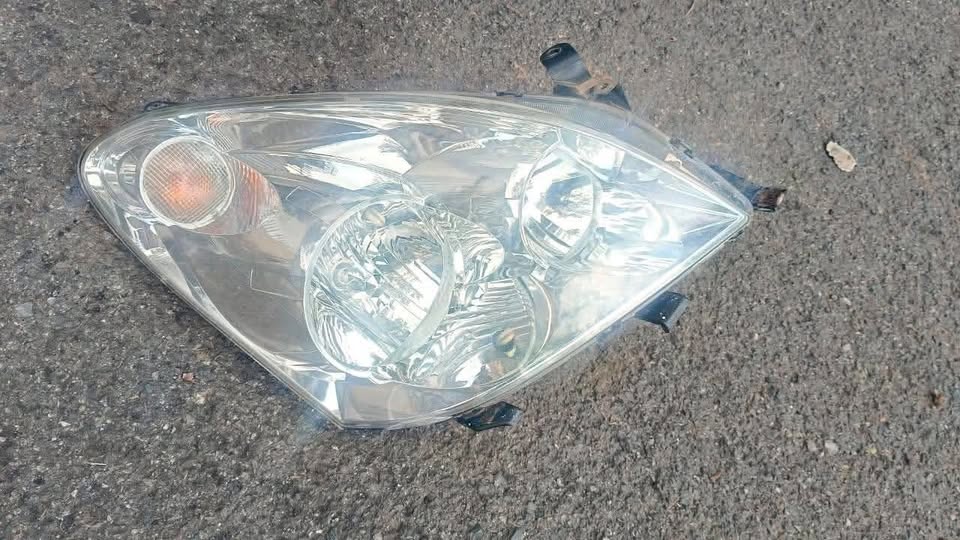 TOYOTA COROLLA VERSO HEADLIGHT - Private Seller TOYOTA COROLLA VERSO HEADLIGHT - Private Seller