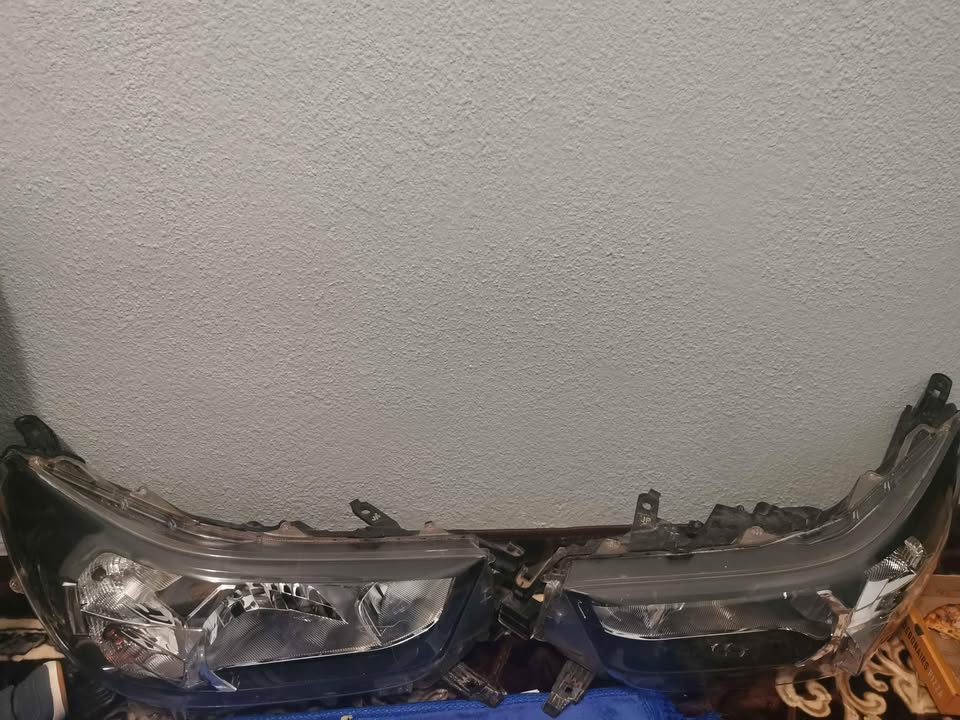 Toyota Hillux normal headlights 2022 - Private Seller Toyota Hillux normal headlights 2022 - Private Seller
