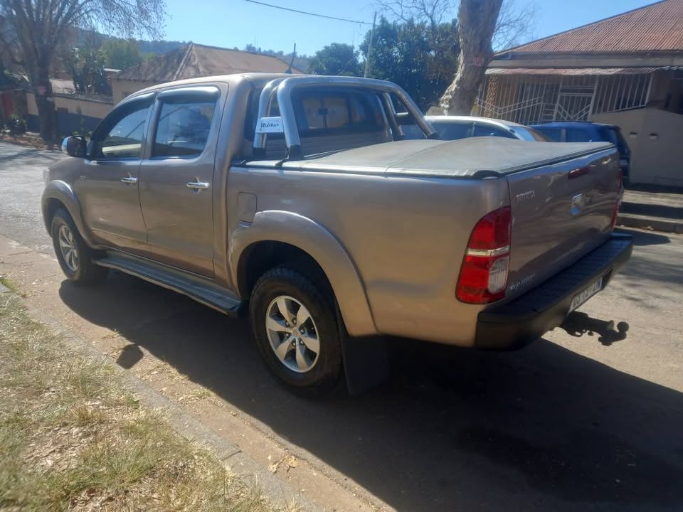 2010 Toyota Hilux Double Cab 2.5 D4D Diesel, Manual, Brown, 99000kms Spare key
