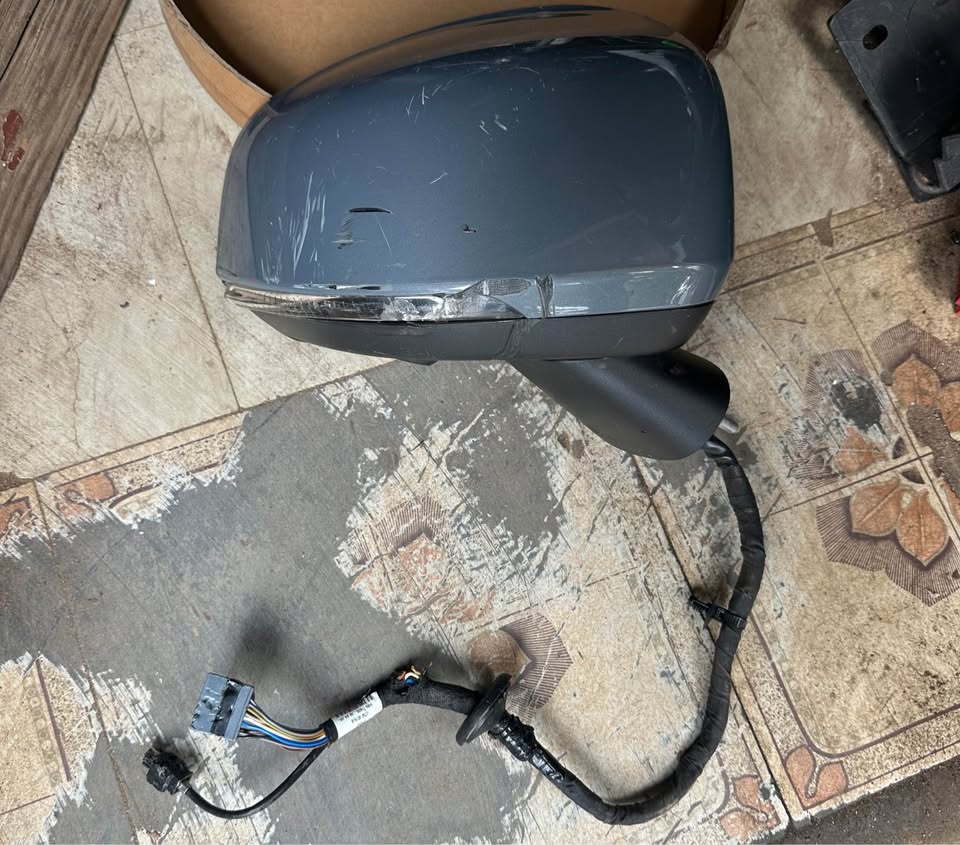 Volvo xc40 2023 right side mirror with camera - Private Seller Volvo xc40 2023 right side mirror with camera - Private Seller